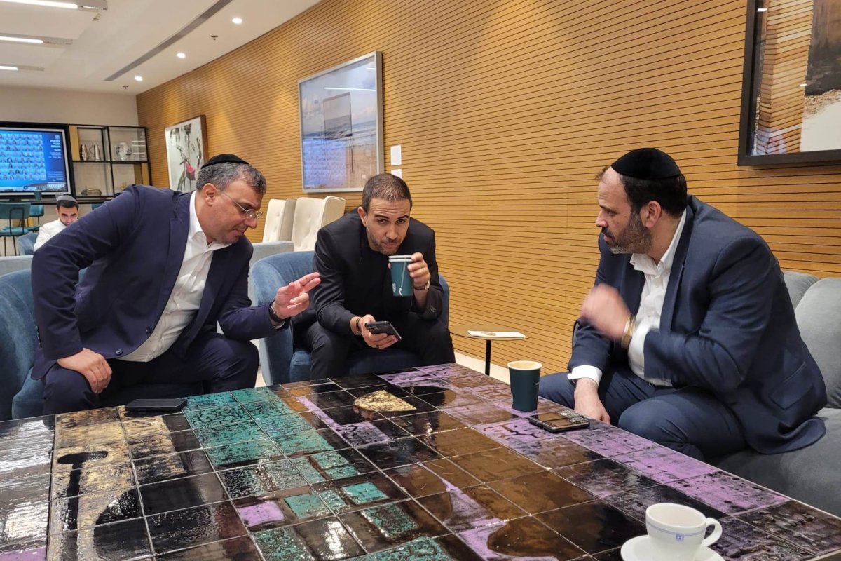באדיבות המצלם