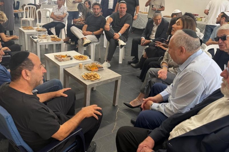 באדיבות המצלם