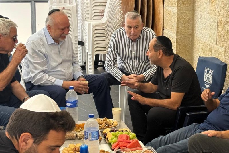 באדיבות המצלם