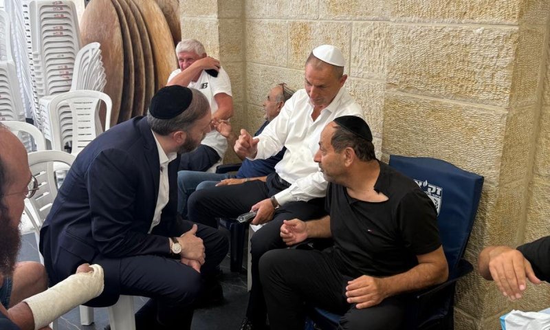 מגדולי ישראל ועד בכירי המשק: אלפים בניחום אבלים אצל רמי לוי