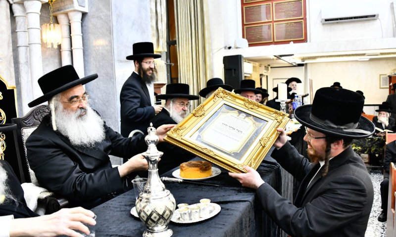 מעמד אדיר בבני ברק: עשרות אברכי דושינסקיא הוכתרו כחתני התורה