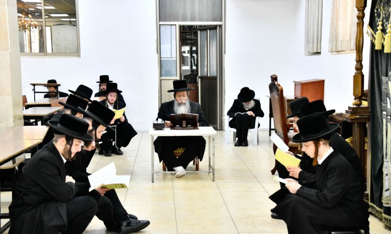 דמעות בהיכל הישיבה: האדמו"ר משבט הלוי קונן עם התלמידים בתיקון חצות