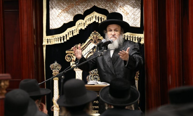 מאות התכנסו: עצרת התעוררות וציפייה לגאולה בראשות האדמו"ר מדינוב