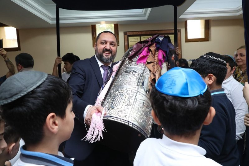 באדיבות: לשכת הנשיא. משרד החוץ והקהילה היהודית באקו