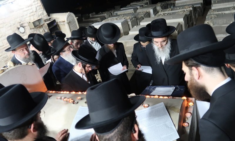 האדמו"ר מאשלג בני היכלא עלה לציון אביו בעל ה"יסוד יוסף" זצוק"ל