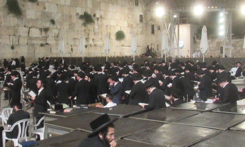 מאות התפללו בכותל על הבחור האמריקאי; המשפחה מוחה: "מתעללים בו בכלא"