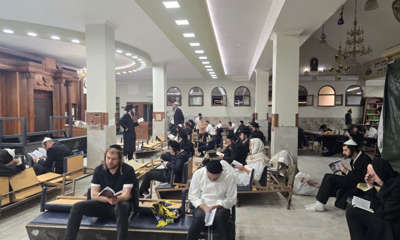 קריאת מגילת איכה ואמירת הקינות בליל תשעה באב באומן