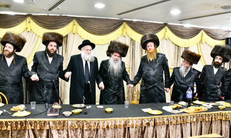 שמחת התורה בקוידינוב: סיום מסכת בבא קמא וחלוקת פרסים למצטיינים