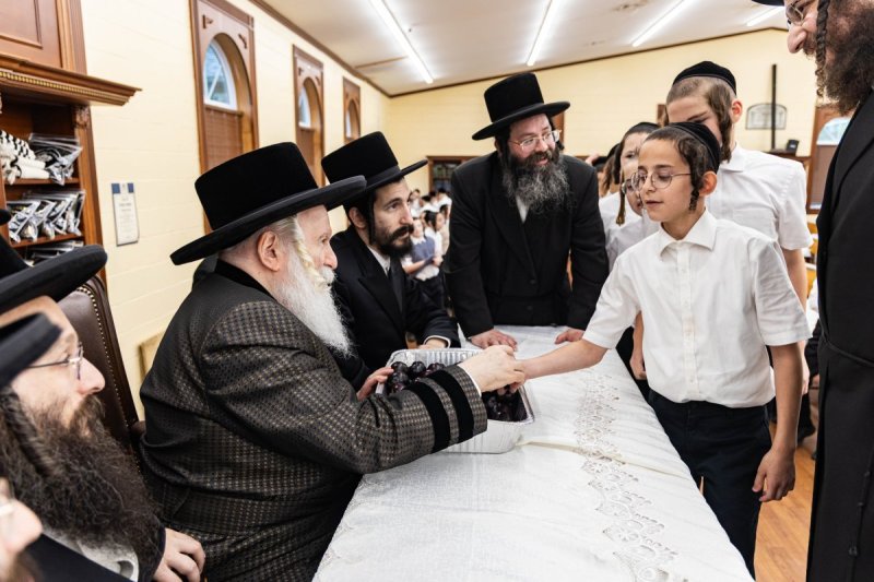באדיבות המצלם