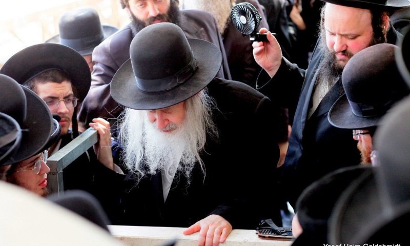 הבדיל ביום שני לפנות בוקר ומיהר לציון בטבריה: מעמד ההוד של הרבי מאמשינוב
