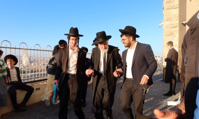 לא ביקר במקום עשרים שנה: הגר"א טופיק חגג עם הבחורים בשמואל הנביא