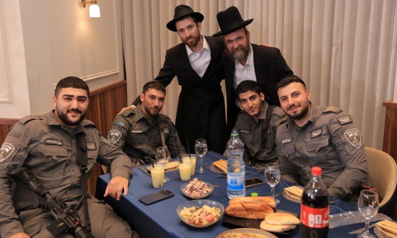 על שם הקדוש הי"ד: לוחמי משמר הגבול העניקו תפילין לאחד מנערי הקהילה