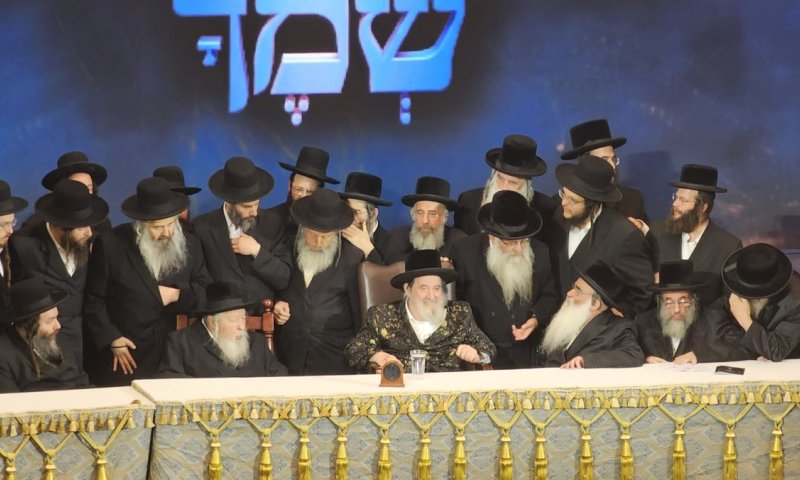 אלפי חסידי ויז'ניץ התכנסו בביהמ"ד גור; הרבי הופיע למרות חולשתו | צפו