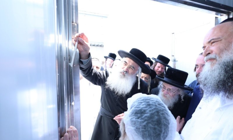 האדמו"ר מדושינסקיא בביקור היסטורי במשחטת "גלאט עוף" בירושלים