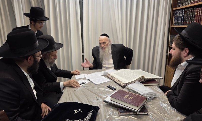 הגר"י קולדצקי עם הנגידים בהתייעצות במעונו של רה"י הגר"ח פיינשטיין 