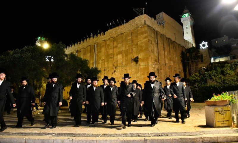 יחד עם תומכי רשת הכוללים: האדמו"ר מסאדיגורה בתפילה במערת המכפלה