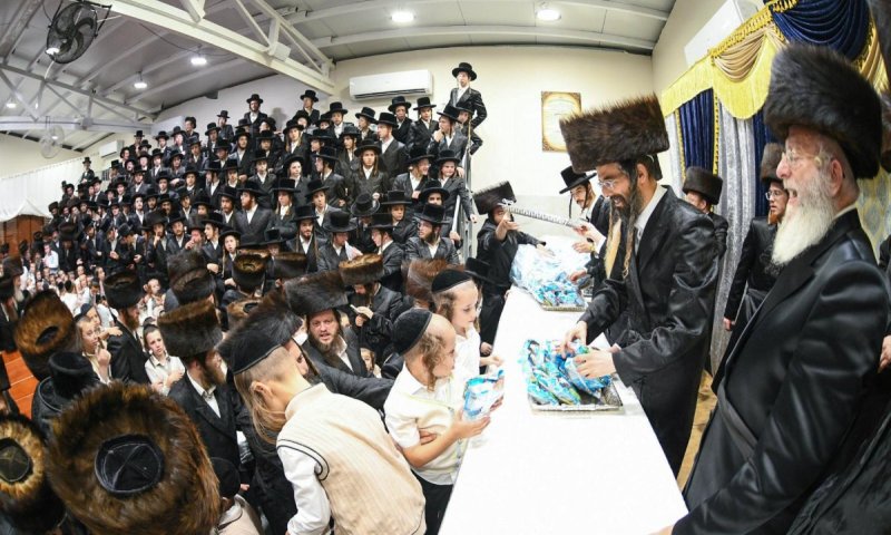 תיעוד ממוצ"ש: ה'קרישמע ליינען' לבנו של האדמו"ר מזוועהיל