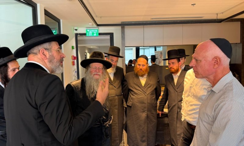 התרגשות בבני ברק: מעמד קביעת מזוזות חגיגי לסניף המפואר של "אסותא אופטיק"