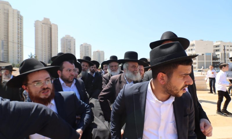 נכדי הגרי"ש סחבו המיטה, והתבטאות פוסק הדור: "אצלה אני רוצה להתארח"