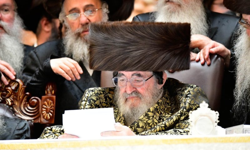 בבכיות ובקול זעקה: בנו של הרבי מויז'ניץ מבקש להתפלל לרפואת אביו