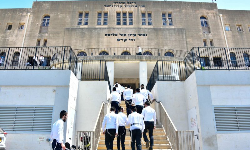 בג"ץ הורה על עיכוב ביצוע: הפינוי בפוניבז' נדחה, שמחת תורה תיחגג בגבעה