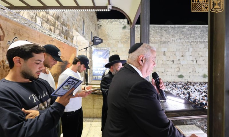 במעמד שורדי השבי: רבבות השתתפו הלילה בעצרת הסליחות בכותל המערבי | צפו 