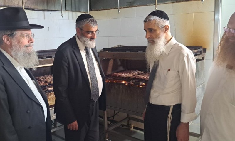 השגחה צמודה: רבני בד"ץ 'נוה ציון' פיקחו על צליית הכבד