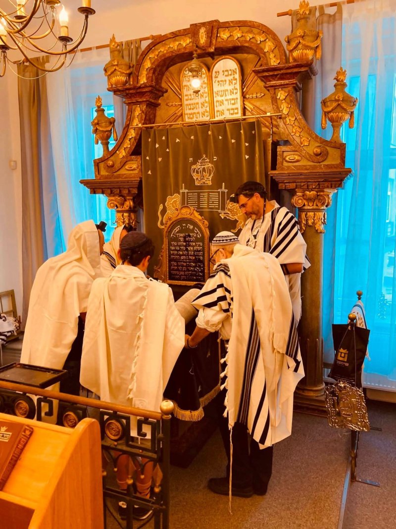 זאב וקסברגר, אביגיל טיילור, דניאל סוקופ