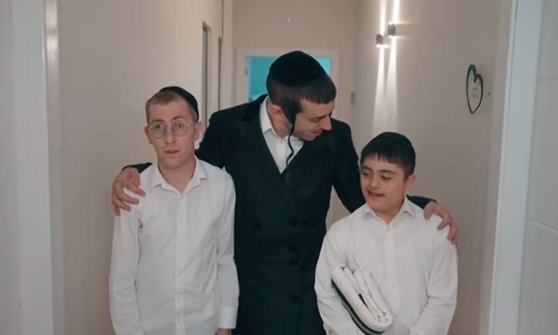 מאחורי הקלעים של קליפ ״סליחות&rdquo;: המפגש המרגש של שמוליק סוכות וילדי בלב אחד הטהורים שלא טעמו טעם חטא