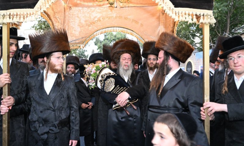 שמחה אדירה בזוועהיל: ספר התורה הוכנס לזכותו של האדמו"ר