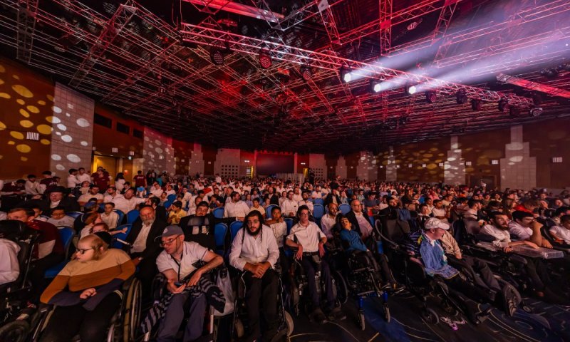 שוואקי הגיע מארה"ב, אלפים חגגו - אבל ההפתעה הגדולה חיכתה על הבמה