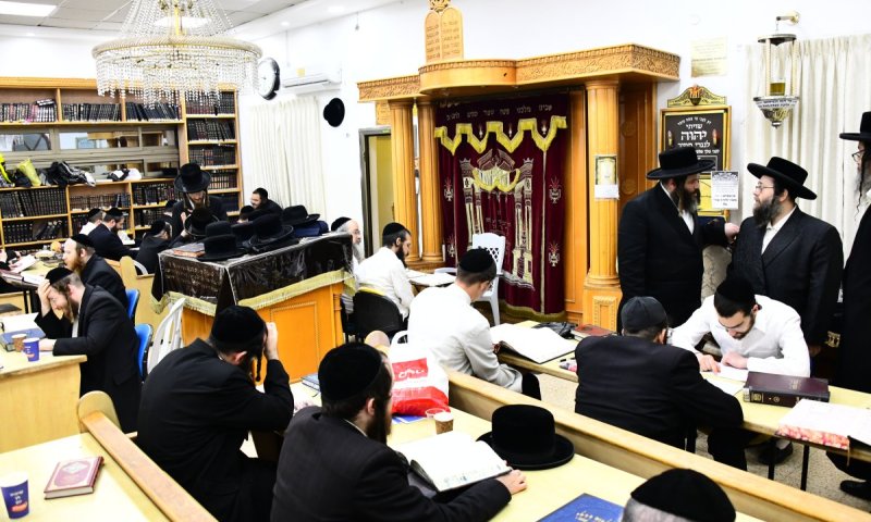 רחוב מינץ: זמן אלול בכולל של צאנז ז'מיגראד - הרבי סייר בין הלומדים