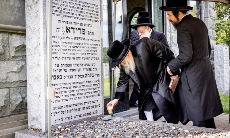 האדמו"ר מבאבוב בלינדן: קבע מזוזה במקווה ובבניין החדש ועלה לקבר אמו