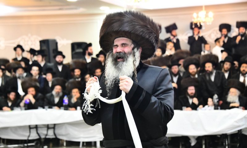 שמחת החתונה לבן הצעיר מזוטשקא: האדמו"ר רקד בשלהבת קודש