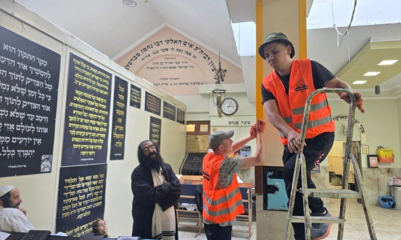 לקראת רבבות מתפללים בראש השנה: היערכות נרחבת בציון רבי נחמן באומן
