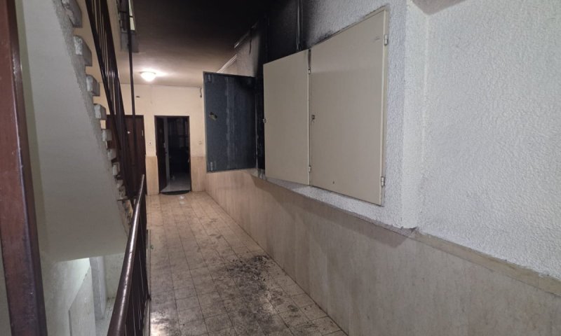 דרמה בצהרי השבת בבני ברק: ארון חשמל עלה באש, הדיירים פונו
