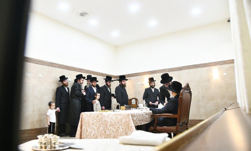 כבני מרון: הרבי מסערט ויז'ניץ הגיע מחיפה לביתר וקיבל את החסידים לברכה