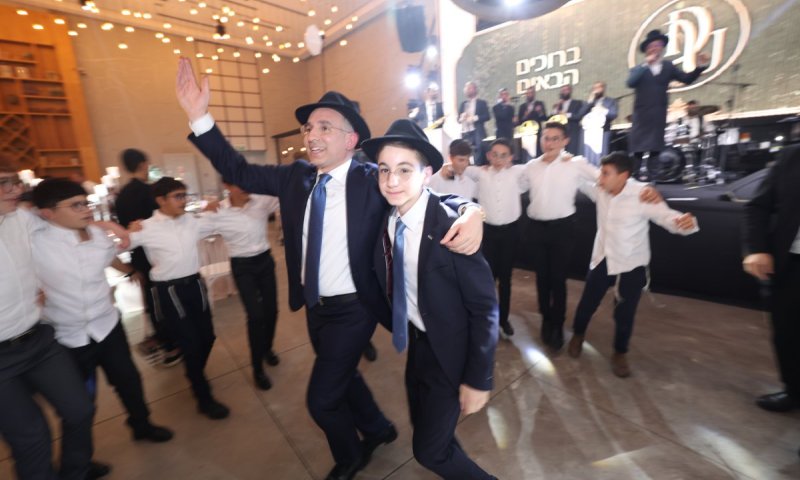 המנכ"ל של משרד הפנים ישראל אוזן בירמ"צ את בנו - בכירי המדינה התייצבו
