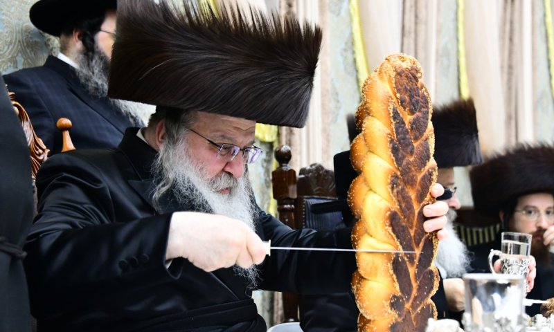 בהיכל הטישים: בר מצווה לנכד האדמו"ר מנדבורנה ונכד אב"ד ראצפערט