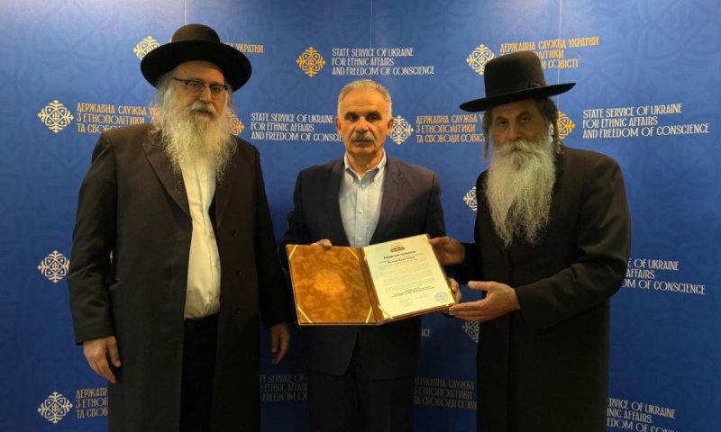 סייע למתפללים: תעודת הוקרה הוענקה לשר הדתות האוקראיני