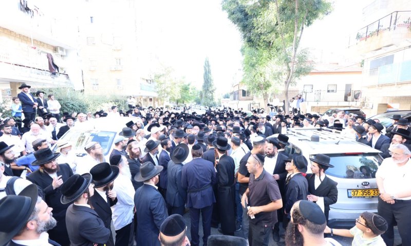 המונים ליוו את האדמו"ר מביאלא אוסטרובא זצ"ל למנוחות