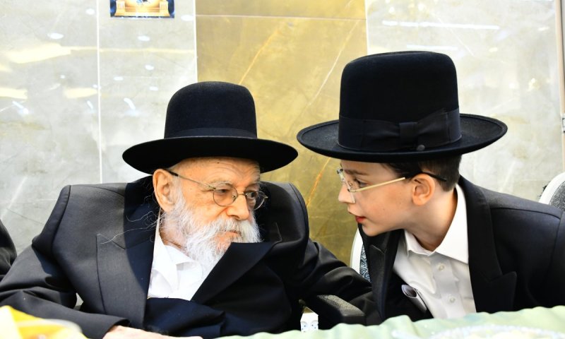 הסב הגדול הישיש הגיע להשתתף: בר המצווה לנין הגר"מ גריינמן