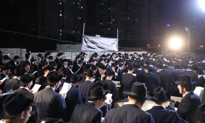 מעמד הזעקה בפוניבז': אלפים התכנסו על ציון מייסד הישיבה