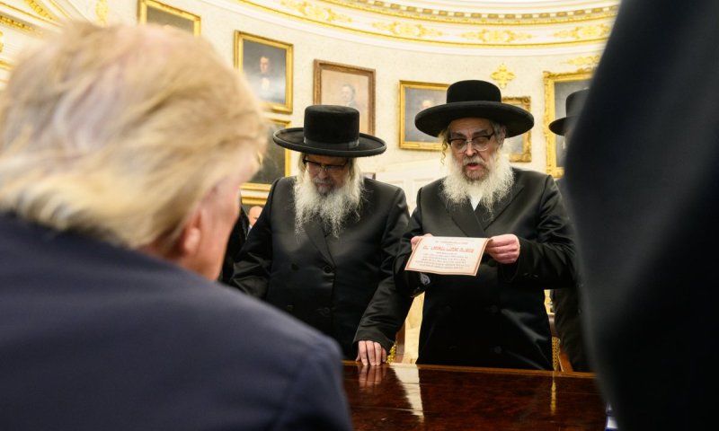  בחסות טראמפ: האחים האדמו"רים מסאטמר לחצו ידיים ושוחחו