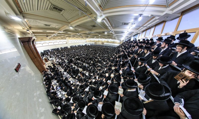סליחות בצאנז: אלפים נהרו באשמורת הבוקר וחתמו על קבלה להתנזרות מטכנולוגיה