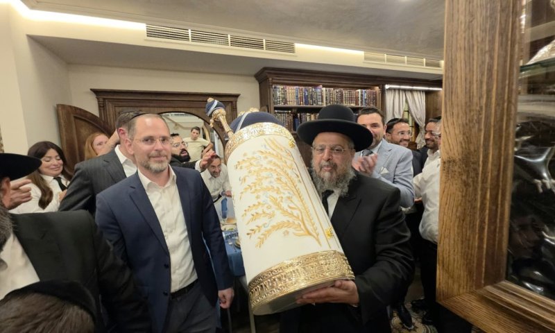 ספר התורה עם הגלימה הלבנה של הראשון לציון