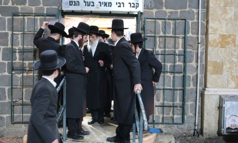 תיעוד: האדמו"ר מאשלג בני היכלא עלה עם חסידיו לטבריה ולמירון