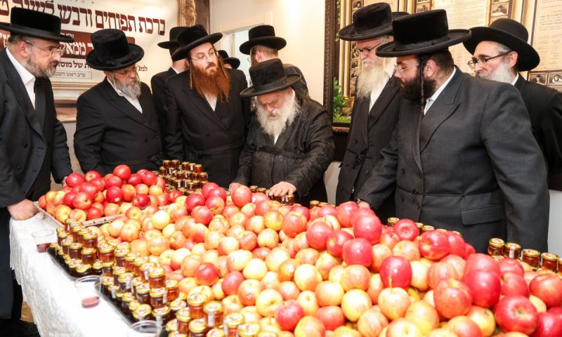 בדחילו ורחימו: גאב"ד מאקאווא בירך את תפוחים ודבש של בנות 'בית לפליטות'
