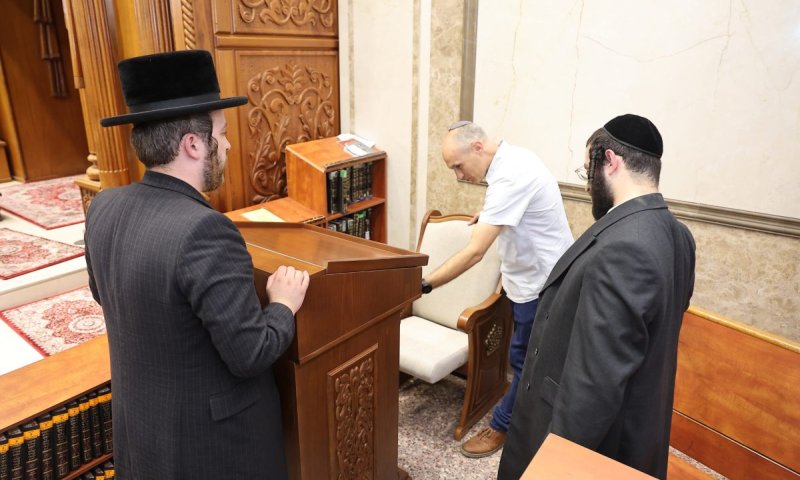 האם הריהוט בפוניבז' בדרך להתחדש? סיור המסקרן בישיבה וביקורים אצל גדולי ישראל