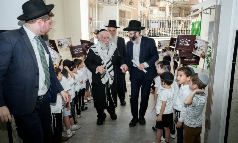 עמוד ההוראה לילדים: 'מה תעשו בראש השנה אם זקן יתפוס לכם את המקום בבית הכנסת?'